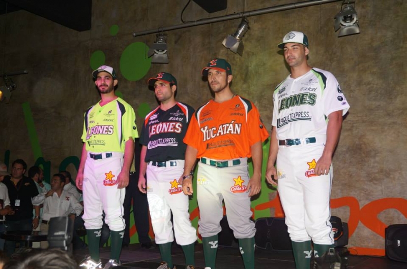 Presentan los uniformes de los Leones; el alternativo y la gorra nueva llaman la atención