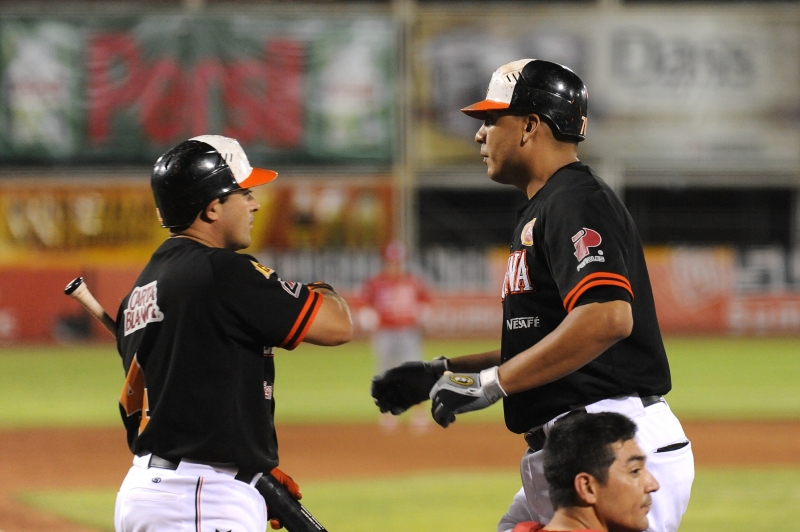 Como "Mr. Octubre": "Chipper" empata una marca y mantiene vivos a los Vaqueros
