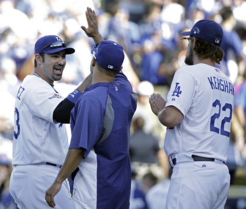 ¿Un final a lo Disney? Adrián González se divierte y es una bujía para los Dodgers
