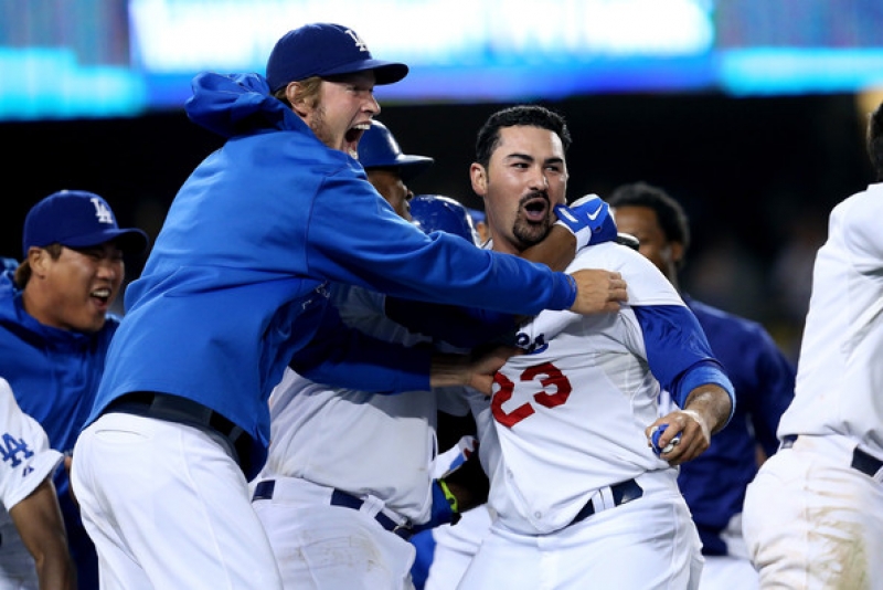 Reconocen las grandes temporadas de los dodgers González y Kershaw