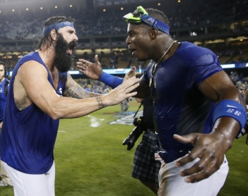 Dramático bombazo de Uribe pone a los Dodgers a 4 éxitos del Clásico de Otoño