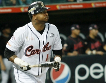 José Castillo, feliz como el cuarto bate de los líderes Caribes en la liga venezolana