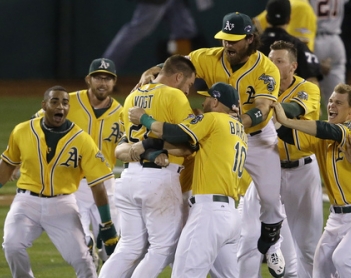Dos novatos cazan a los Tigres; Boston, a un paso de la final de la Americana