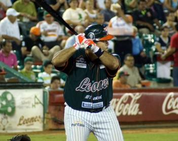 Saucedo se convierte en el primer león con 20 jonrones desde 2005 en dramático éxito