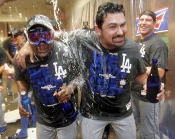 Adrián González y los Dodgers completan la hazaña; Boston asegura su boleto