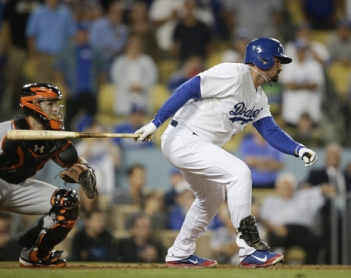 Adrián acerca más a los Dodgers a los pléiofs y es elogiado por Mattingly