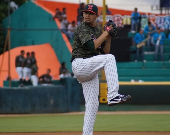 Una gran semana de Oscar Rivera mantiene a flote a los Leones