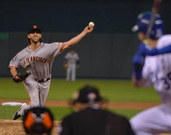 Bumgarner aumenta su leyenda en octubre y San Francisco da el primer golpe