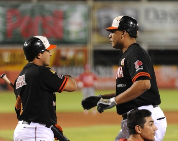 Como "Mr. Octubre": "Chipper" empata una marca y mantiene vivos a los Vaqueros