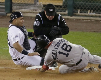 Boston tiene en la lona al campeón de la Americana: va por el nócaut en el Fenway