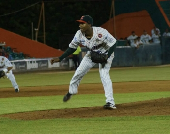 Otra noche triste en la cueva; los Leones siguen a un juego del Aguila